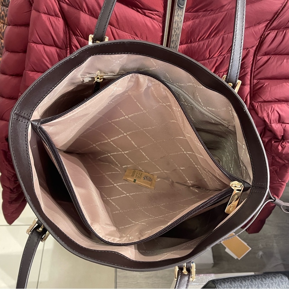 MICHAEL KORS Voyager Lg Color-Block Metallic Signature Logo EW Tote 
Brown 
NWT - Picture 9 of 16